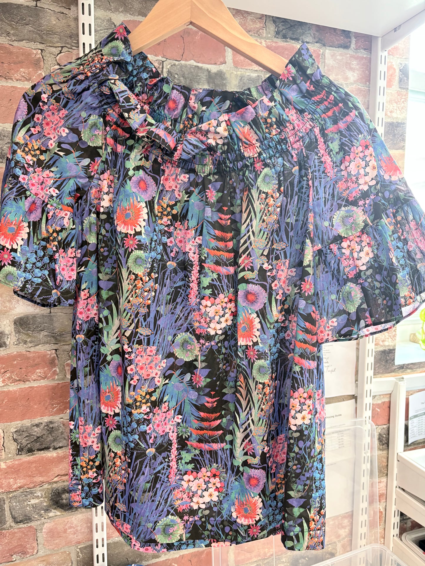 Black/Multi floral  Sara Campbell Short Sleeve Blouse , s