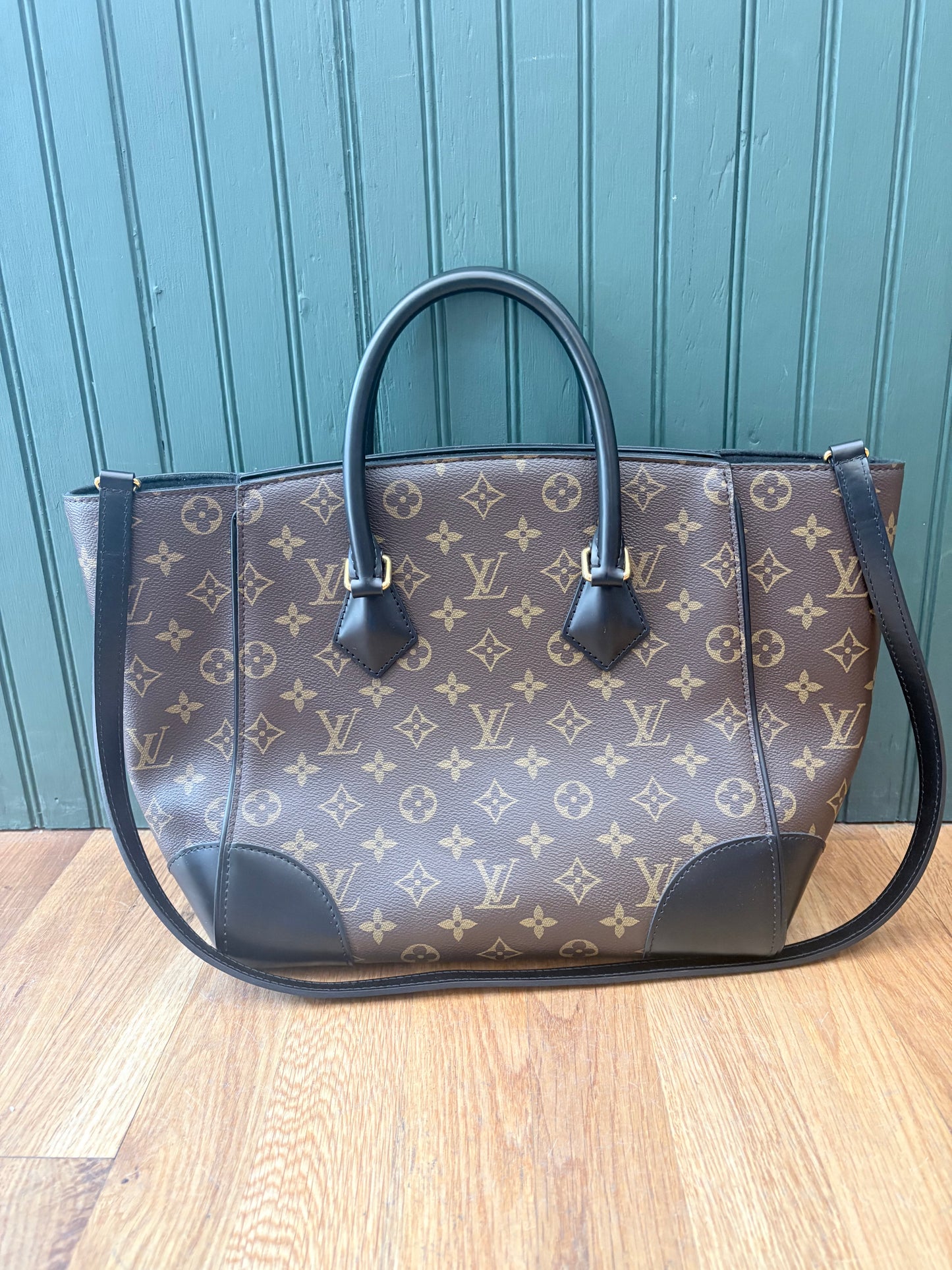 Signature Monogram Louis Vuitton Handbag Phenix MM 2016 MSRP $2440- Excellent condition